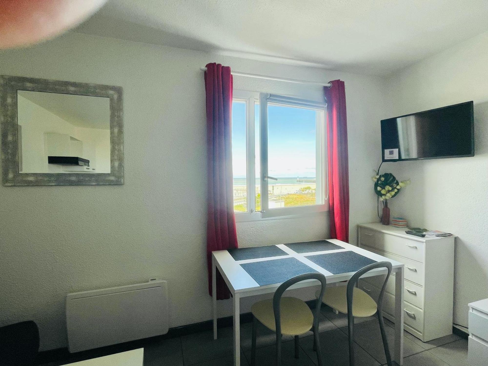 Au Rythme Des Ferrys Apartment Calais Exterior photo